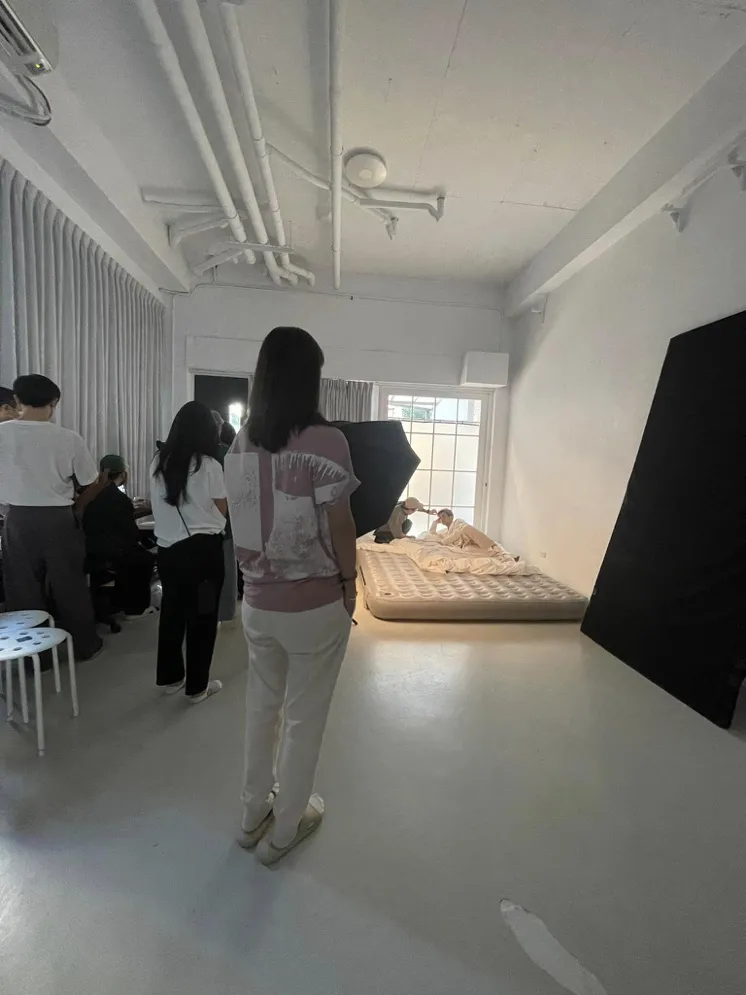 高宇蓁在廣告片場看炎亞綸拍攝。J.GAO提供