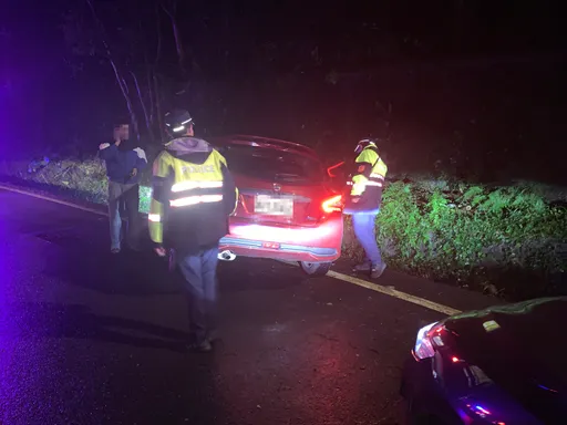 雨天闪车不慎车轮卡水沟　龟山分局巡逻警协助脱困