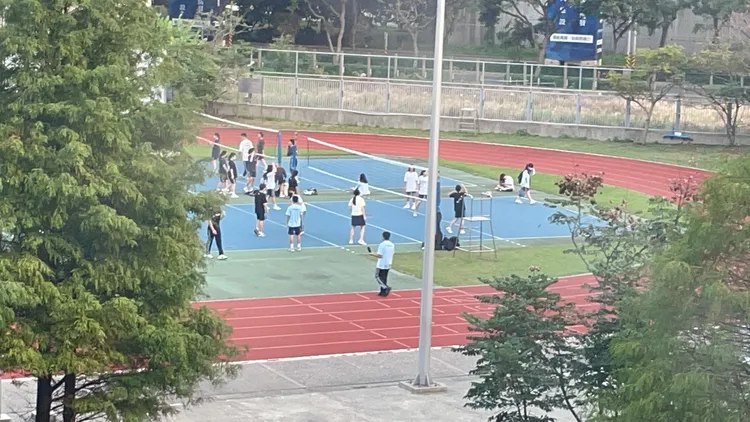 大園高中學生操場活動。張沛森攝