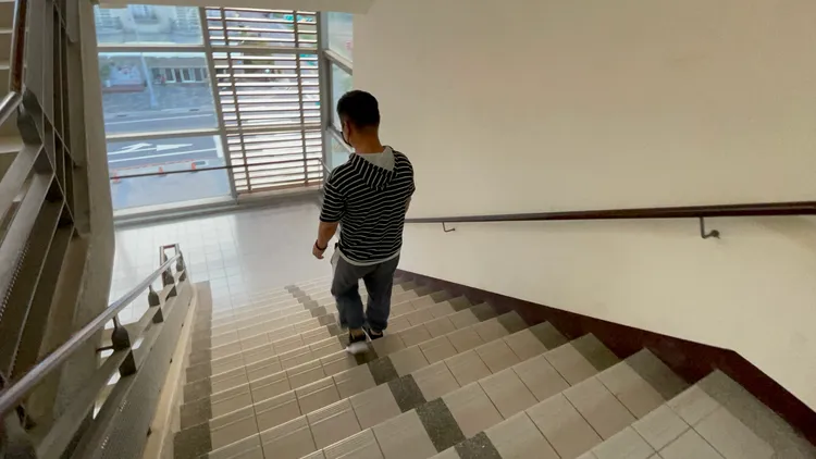 舍監模擬逃生路線。張沛森攝