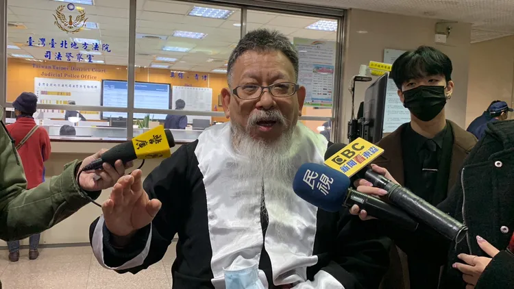 彭文正律師張靜出庭聆判。丁牧群攝