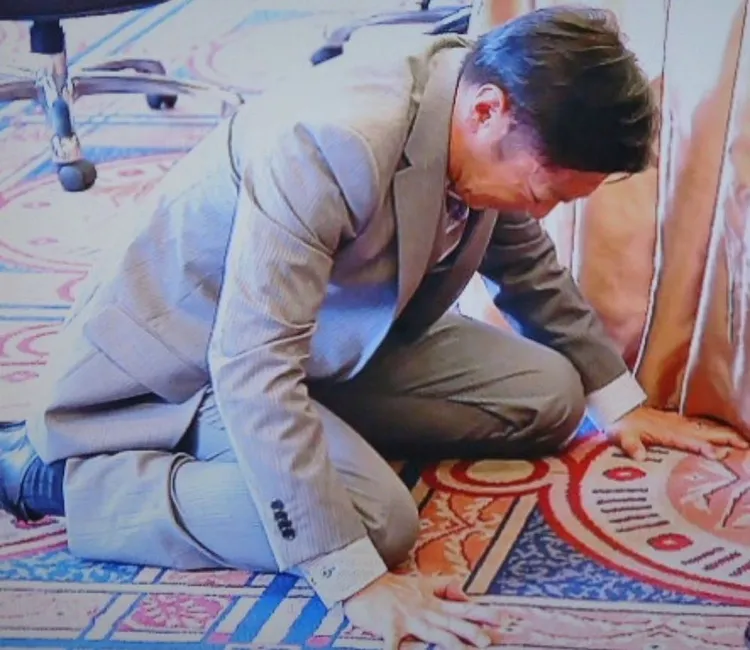 香川照之在日劇《半澤直樹》飾演反派「大和田」，最後土下座道歉是經典畫面。翻攝TBS