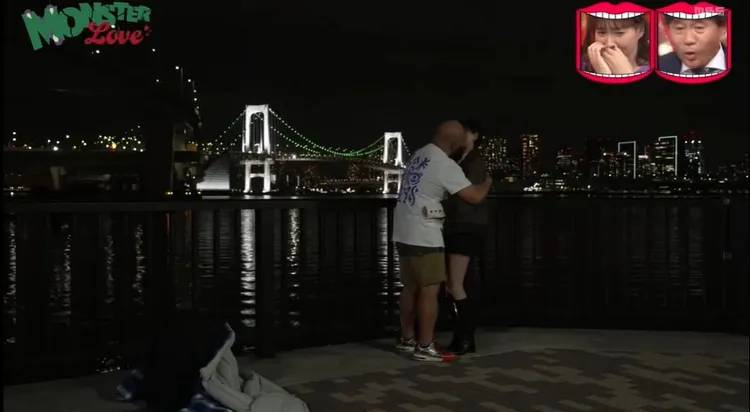 小黑一直親一直親，藤本美貴面露厭惡。翻攝《水曜日的DOWNTOWN》