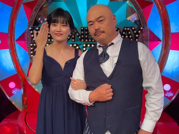 RiCHi（左）收下小黑的戒指，與他成為戀人。翻攝shochiku_geino推特