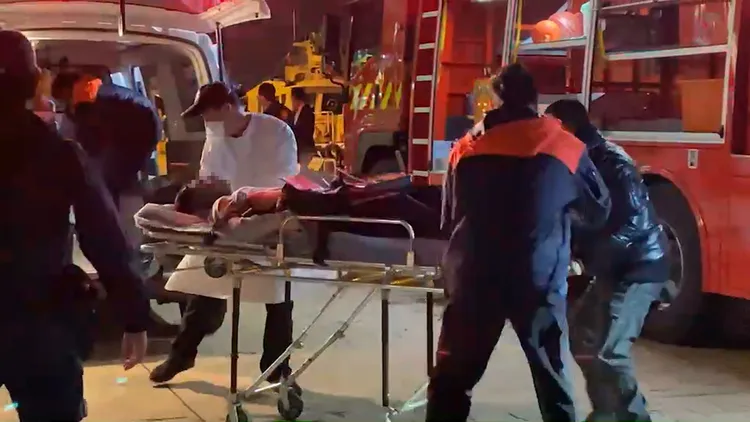 救護人員將落海國中生緊急送醫。讀者提供