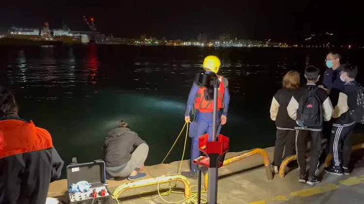 4名國中生到香蕉碼頭棧二庫附近遊玩，其中一名少年落海。讀者提供