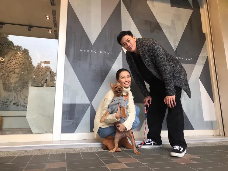何潤東（右）和Peggy原本就有一隻約克夏犬Oreo。翻攝何潤東臉書
