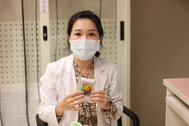 賴宛孜醫師提醒，五顏六色的「水晶寶寶」應遠離幼兒，以防誤食等意外。侯昌騰攝