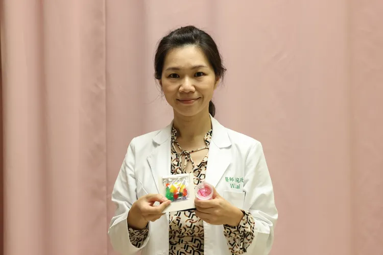 賴宛孜醫師提醒，五顏六色的「水晶寶寶」應遠離幼兒，以防誤食等意外。侯昌騰攝