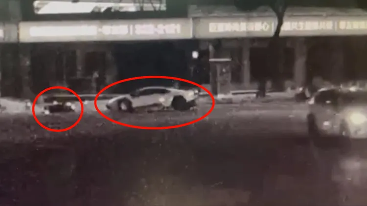 機車刮到藍寶堅尼後還繼續向前滑。讀者提供