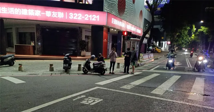 機車車禍後滑行撞上前方欲右轉的藍寶堅尼。讀者提供