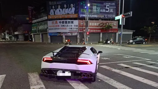 影片|高雄2機車碰撞倒地滑行 哭!下秒刮到千萬藍寶堅尼