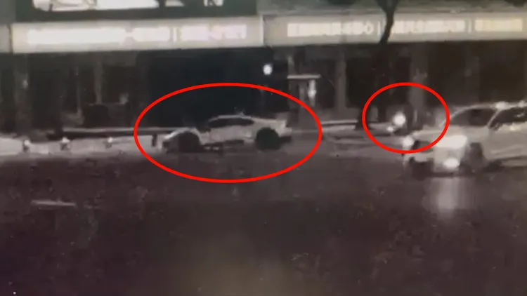 藍寶堅尼欲右轉，後方機車發生車禍。讀者提供