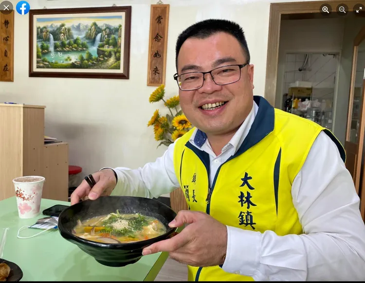 嘉義大林鎮長簡志偉拼湊相隔10年的公文拍照，挨告偽造文書。翻攝簡志偉臉書