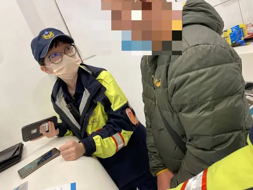 10萬美金差點飛了！桃園男誤信詐騙陷阱　女警苦勸保住血汗錢