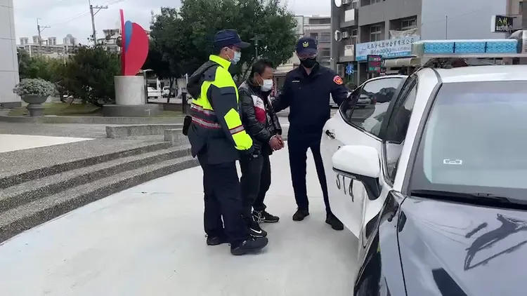 警方三更半夜埋伏6個多小時，順利逮捕黃姓竊盜通緝犯歸案。警方提供