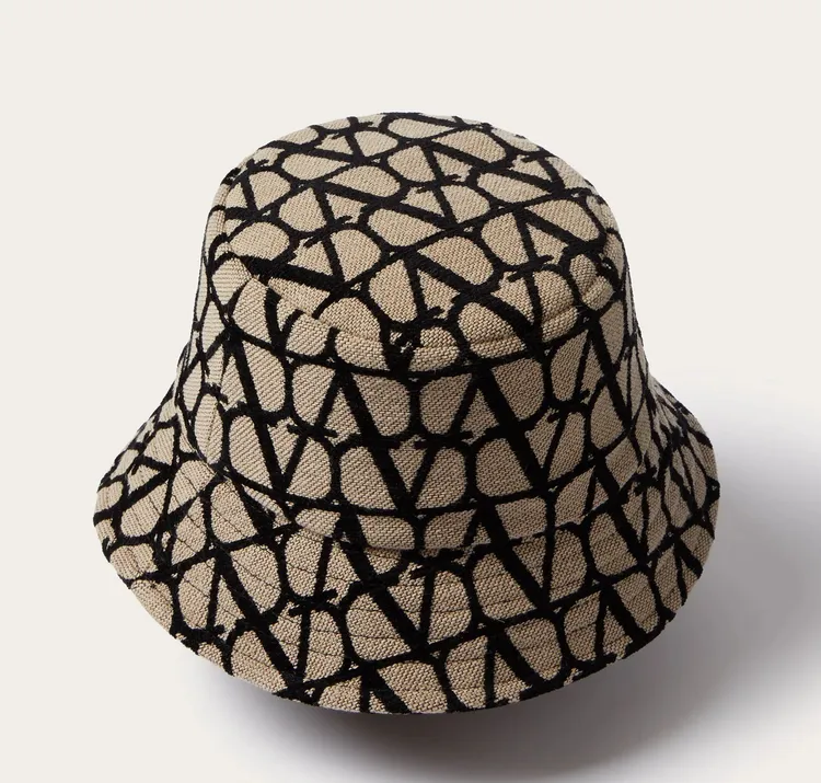 Valentino Garavani Toile Iconographe黑色漁夫帽，約2萬2900元。翻攝VALENTINO官網
