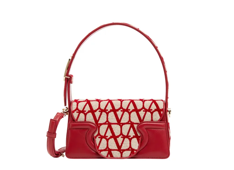 Valentino Garavani Toile Iconographe紅色小型肩背包，11萬4000元。品牌提供