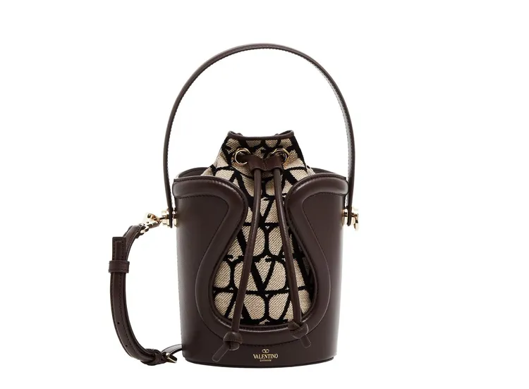 Valentino Garavani Toile Iconographe黑色水桶包，9萬5000元。品牌提供