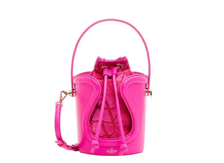  Valentino Garavani Toile Iconographe桃粉PP Pink色水桶包，9萬5000元。品牌提供
