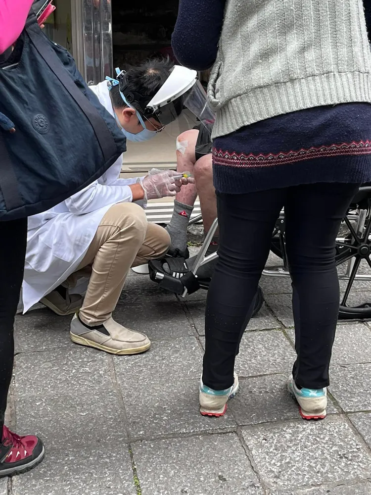 醫師視病如親的舉動讓旁人看了感動不已。翻攝自爆廢公社