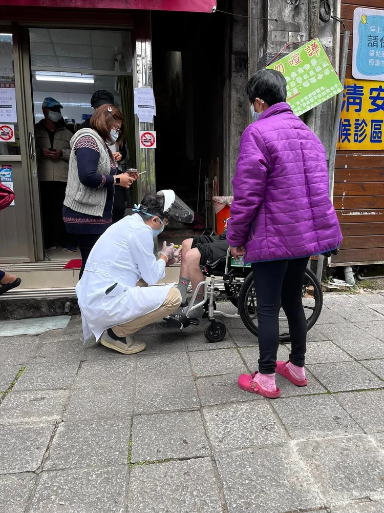 醫師幫患者注射。翻攝自爆廢公社