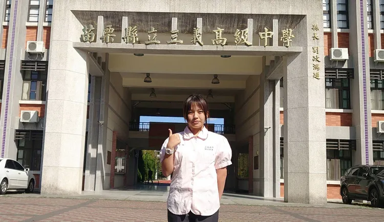 三義高中黃芊瑜，自幼獲外曾祖母教導，一身客語的好本領，以特殊選才身分錄取中央大學。三義高中提供