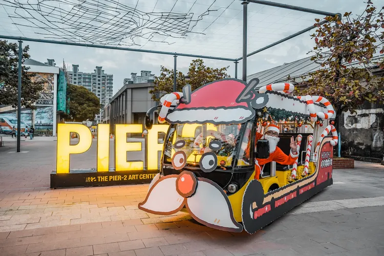 駁二今年特別推出期間限定「聖誕叮叮號」。文化局提供