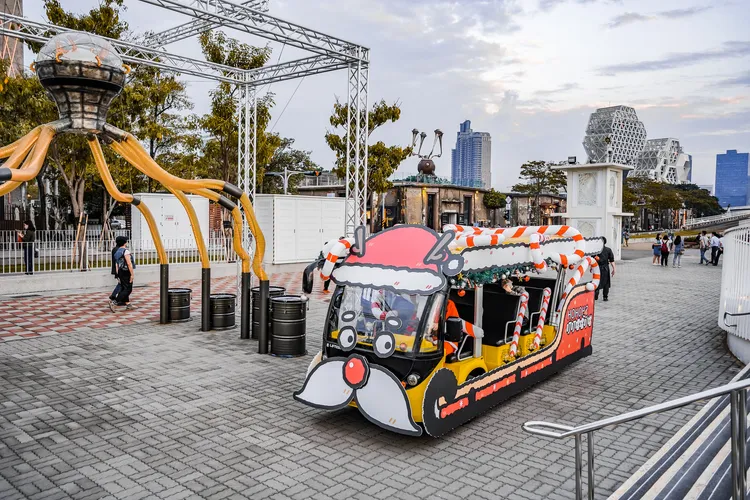 駁二遊園車改造成「聖誕叮叮號」。文化局提供