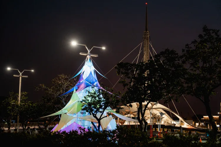 駁二「駁遊路」上以路燈巧妙改造為聖誕樹。文化局提供