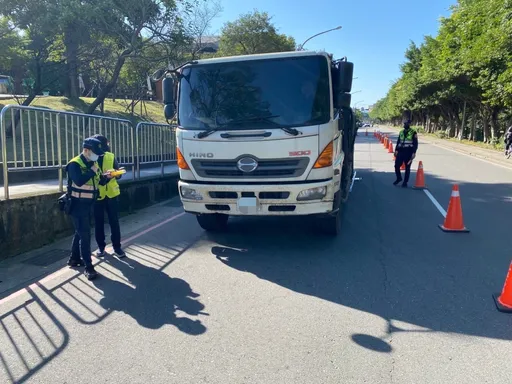 超載違規多!新北警祭出活動地磅 機動攔查大型車