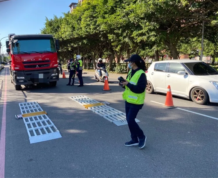 新北市中和區環河西路、中正路、連城路、和城路為大型車肇事發生率較高路段，平時利用各項勤務加強巡守及違規取締，確保民眾安全。警方提供