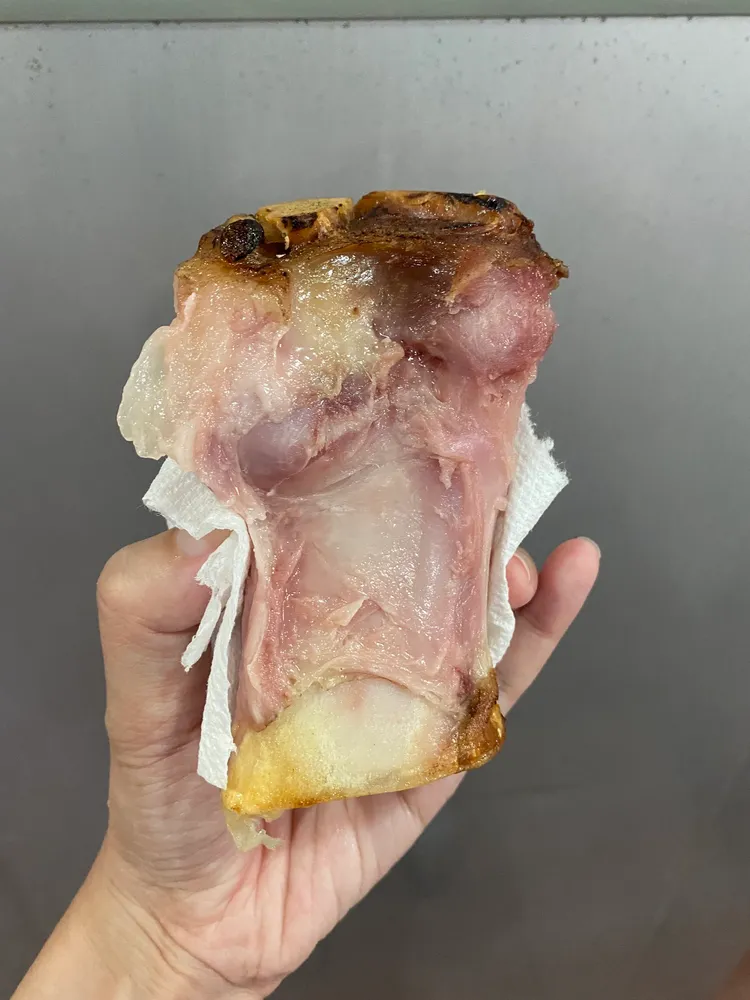 德國豬腳吃完後，骨頭可以拿來熬湯。翻攝自「Costco好市多 商品經驗老實說」臉書