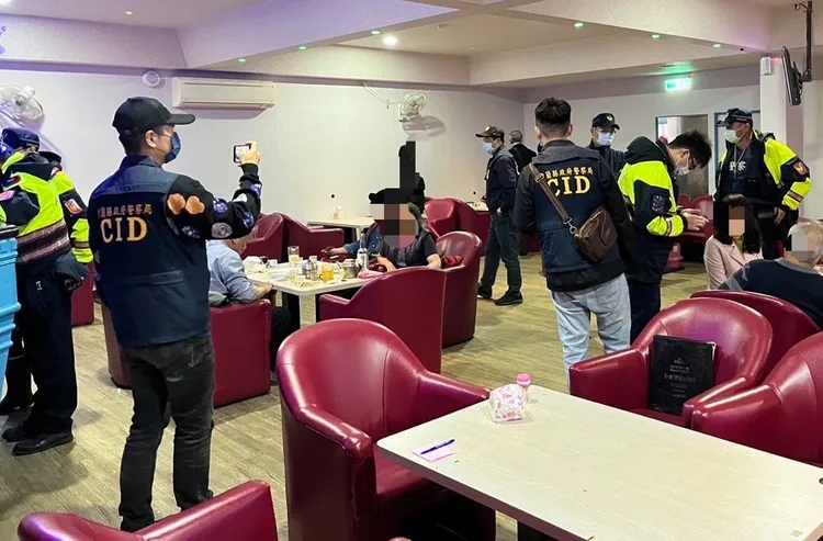 警方針對列管特定處所30處執行臨檢查察，查獲毒品通緝犯2名。警方提供