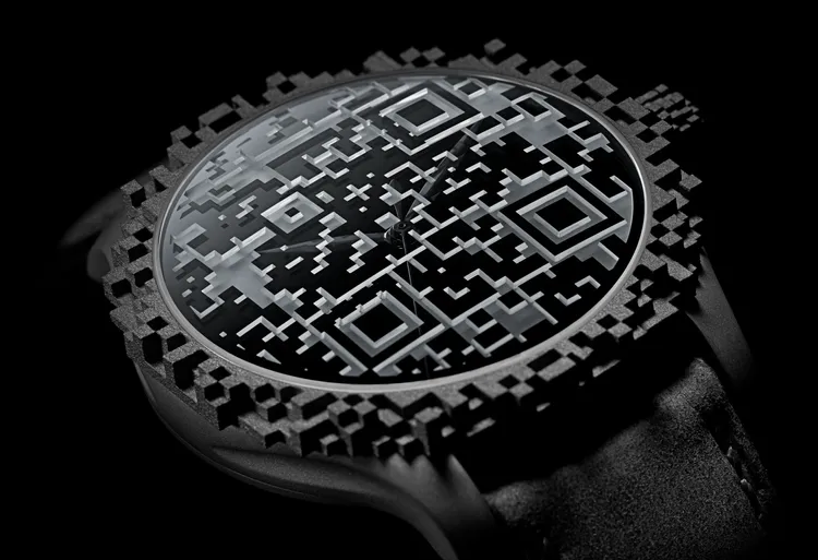 勇創者大三針GENESIS腕錶微噴砂不鏽鋼款，搭配3D列印鈦金屬錶冠和錶圈，Vantablack錶盤，藍寶石鏡片上刻有QR Code，灰色大捻角羚皮錶帶，限量50枚。原廠提供