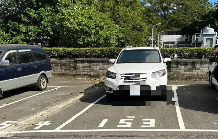史姓毒販為躲避警方追緝，竟以車輛載著毒品原料、分裝工具等，不斷變換地點及前往各汽車旅館投宿。翻攝畫面