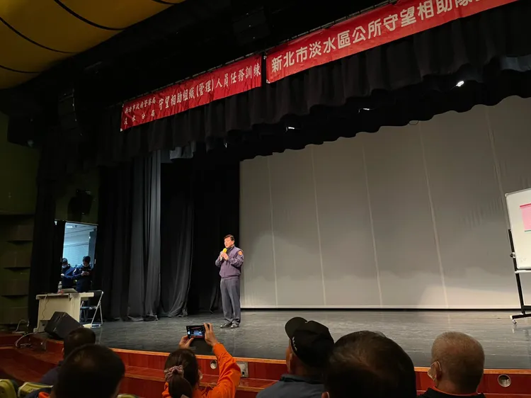 現場傳授相關經驗。警方提供