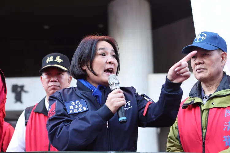 陳玉珍出席「還我小三通大遊行」致詞時批評政府把金馬人當次等公民。翁玉信攝