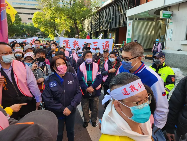 陳玉珍跟連勝文在遊行活動碰面寒暄。施智齡攝