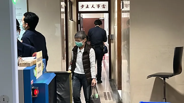 女子走出拘留神情落寞。陳彩玲攝