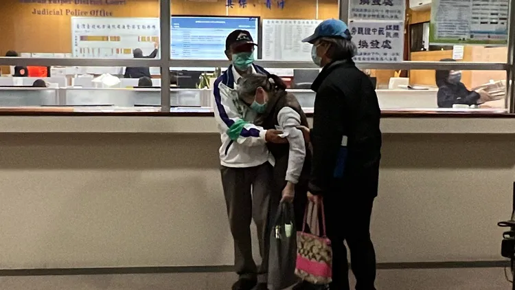 2男攙扶女技工離去。陳彩玲攝