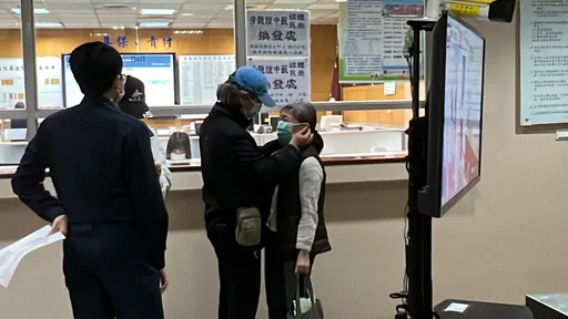 教育部女技工痛哭失聲！涉吞健保費30萬交保　2男急抱緊安慰