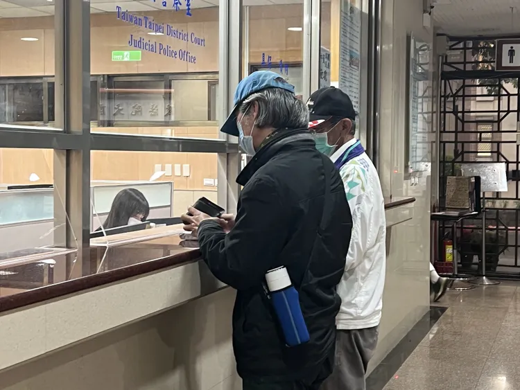 2男為女技工交保。陳彩玲攝