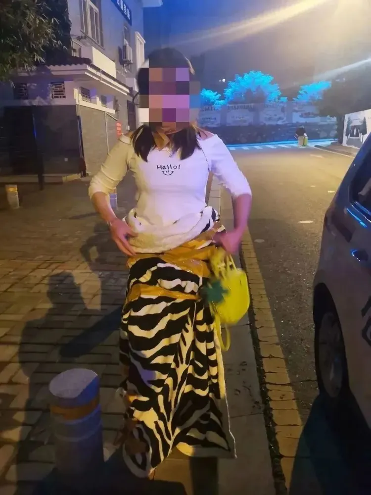 陳女脫困後，仍可見到她身上纏繞好幾圈膠帶。翻攝環球網