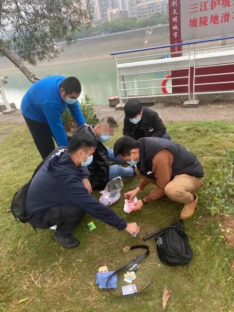 鐘姓男子被捕畫面。翻攝環球網