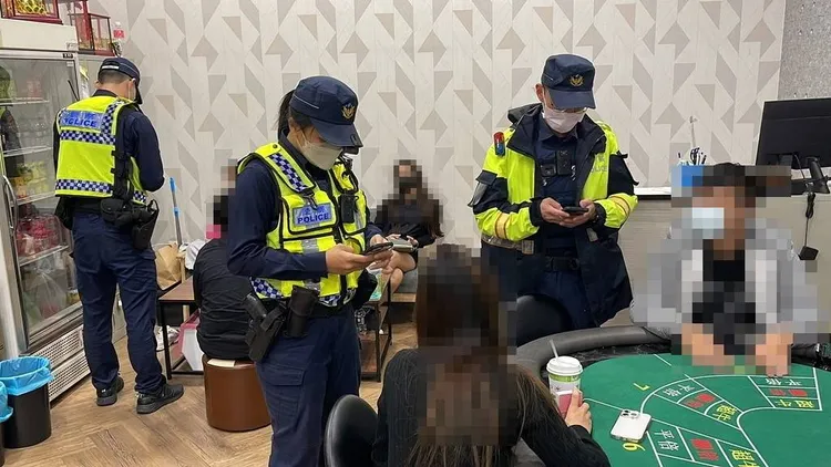 警方到公眾場所臨檢，查緝不法。警方提供