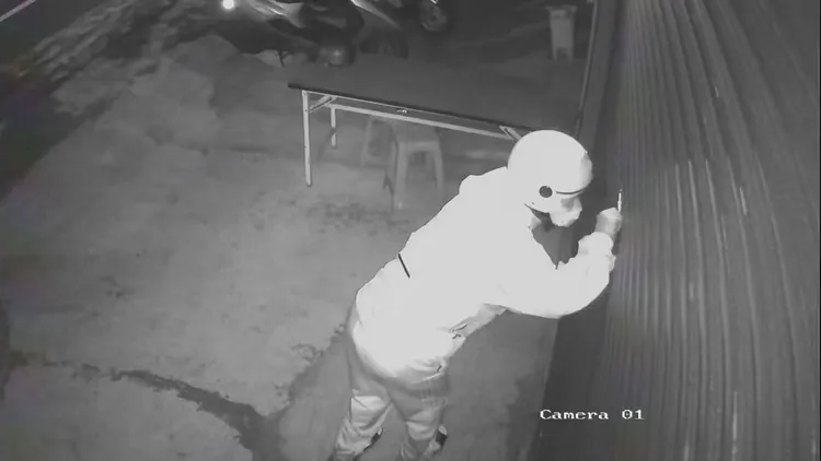 劉嫌下手前觀察彩券行內部狀況。桃園警分局提供