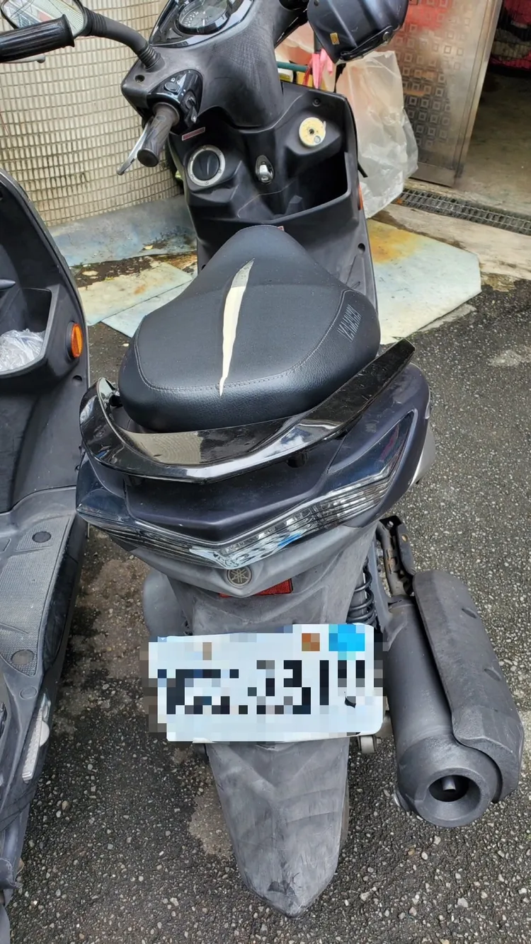 機車坐墊受損。翻攝畫面