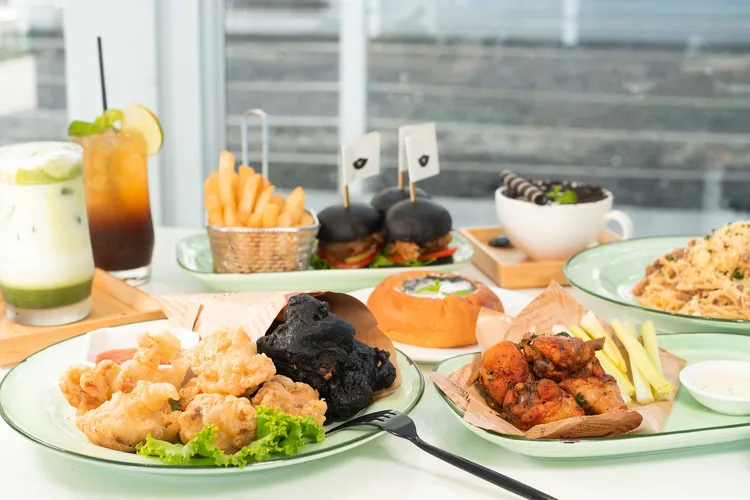 黑RURU CAFE推出全新餐點滿足客人的味蕾，入住「咩！綠舞黑皮萌萌噠」住房專案，即享黑RURU CAFE午餐主食及飲品。業者提供