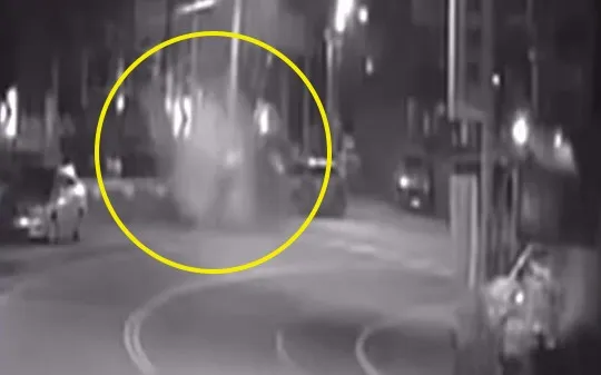 轎車撞到電線桿後（黃圈處），車體嚴重變形。民眾提供